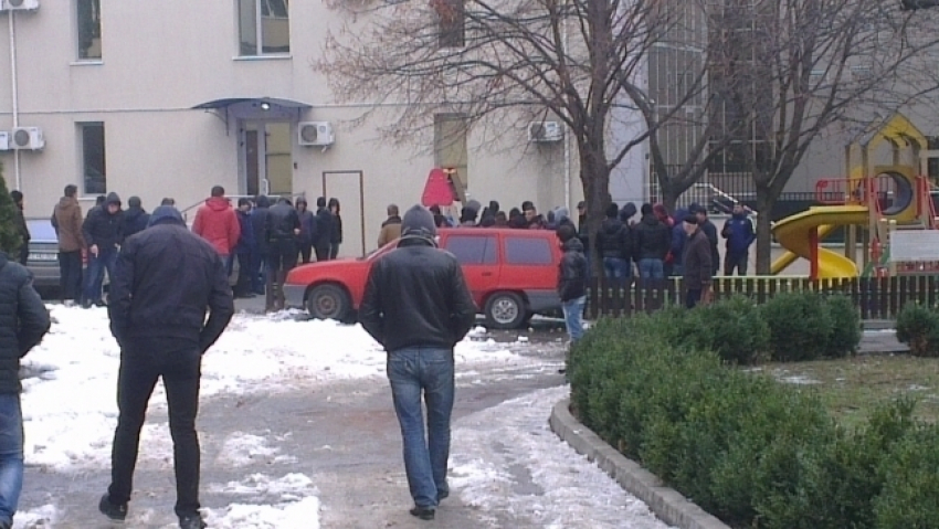 СМИ: Десятки молодых людей спортивного телосложения собираются у офиса Плахотнюка 