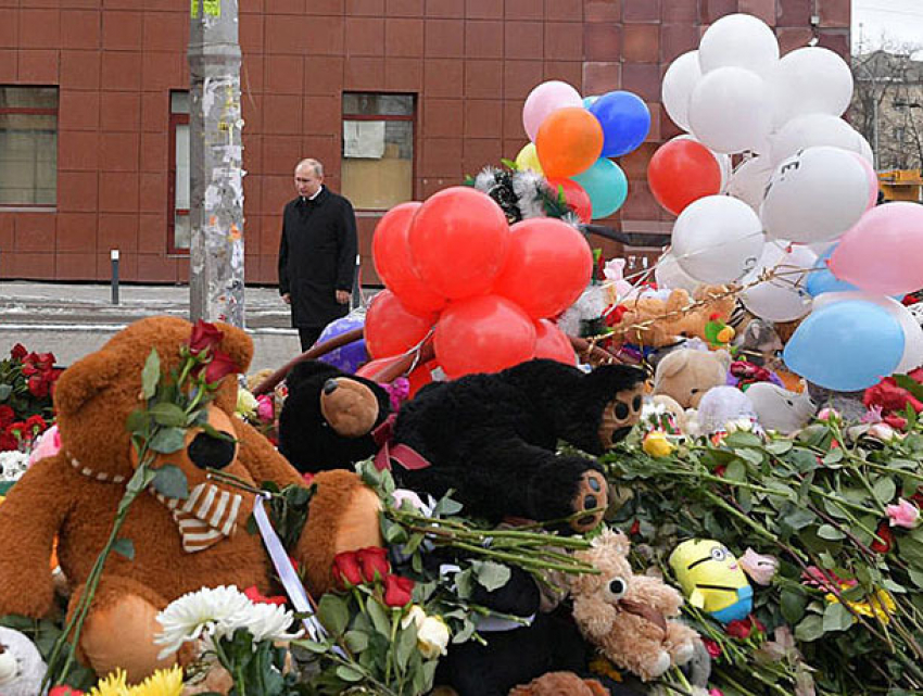 Общенациональный день траура по жертвам трагедии в Кемерово объявил Путин