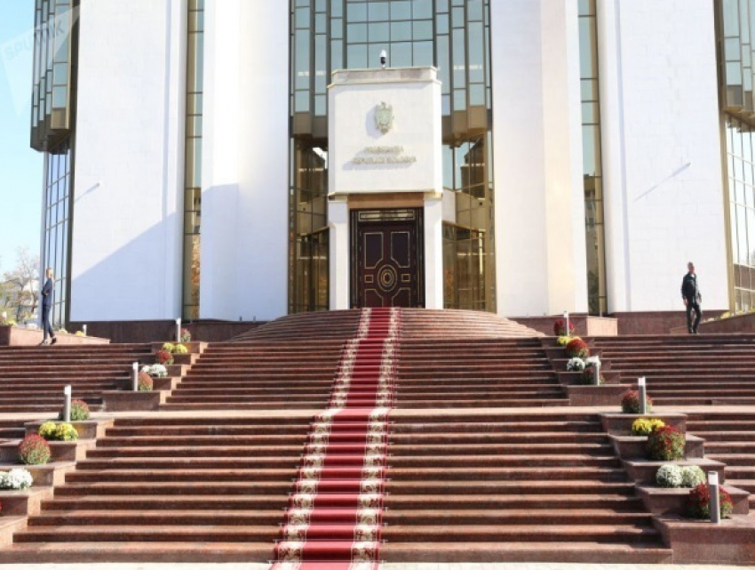 Санду приглашает на работу в администрацию президента даже студентов