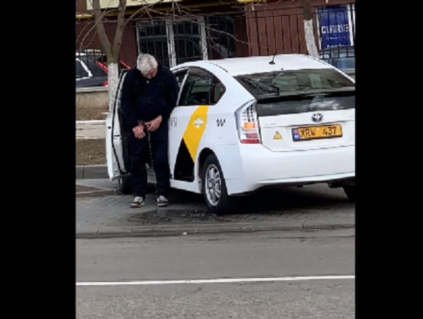 На Чеканах таксист «сделал пи-пи» прямо посреди улицы, не стесняясь очевидцев