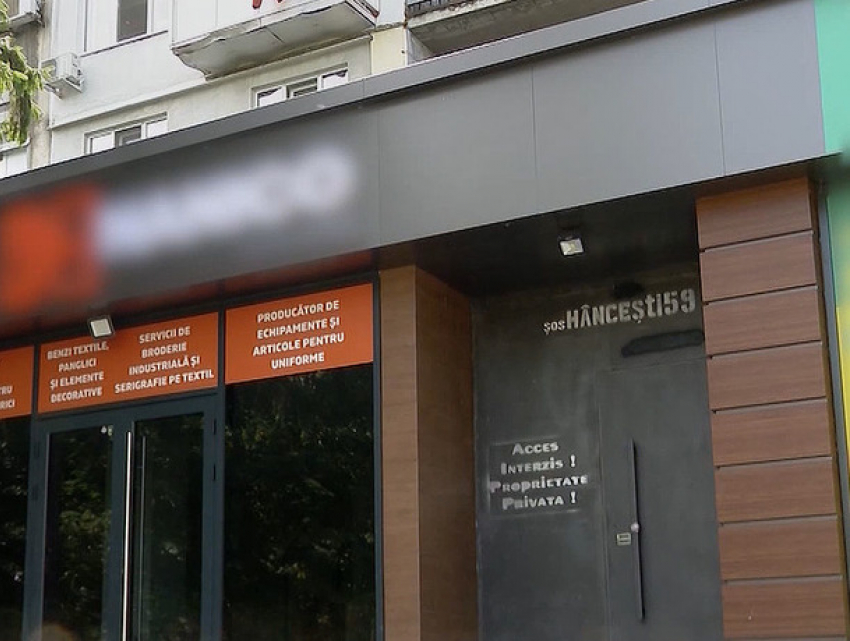 «Частная собственность»: предприниматель заблокировал подъезд в доме на сотню человек