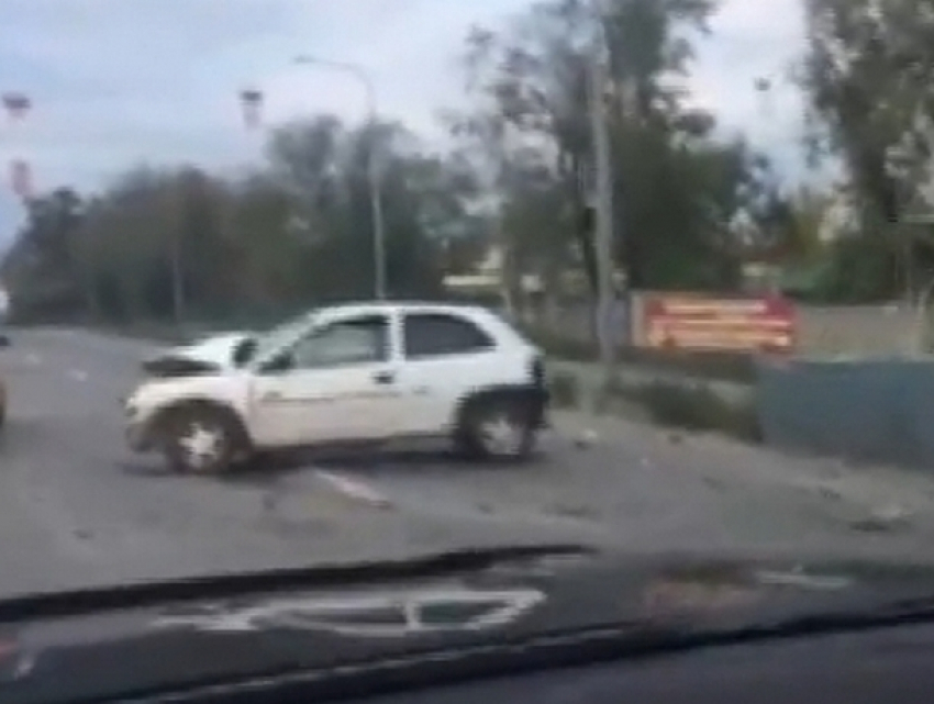 ДТП на въезде в Кишинев: Opel врезался в ограждение