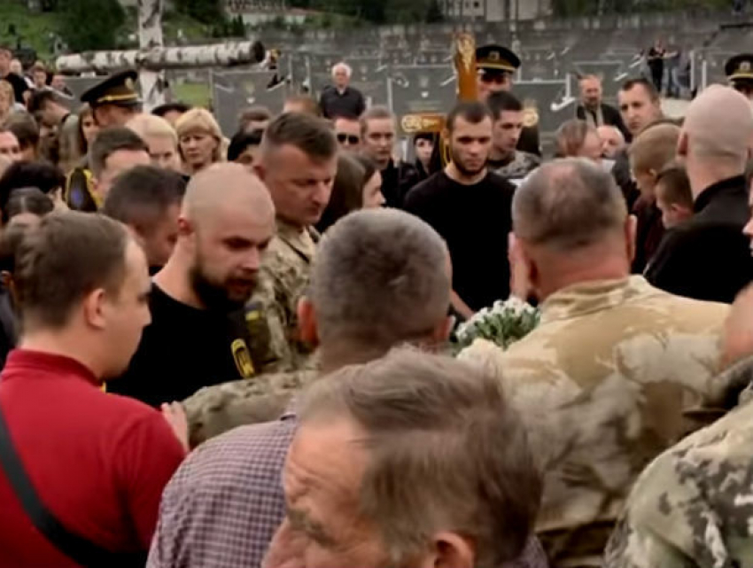 Драка военных с язычниками на похоронах бойца ВСУ во Львове попала на видео