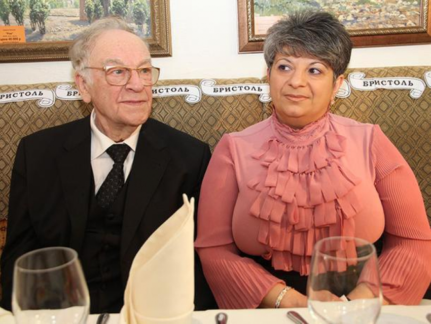 Ставшая второй женой диктора Игоря Кириллова уроженка Молдовы ездит на могилу его первой супруги 