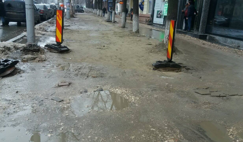 Растаявшие груды грязного снега сделали «тротуары» бульвара Штефана чел Маре непроходимыми