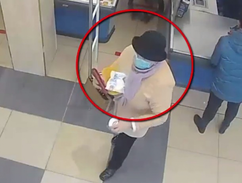 Полиция разыскивает женщину, подозреваемую в краже  