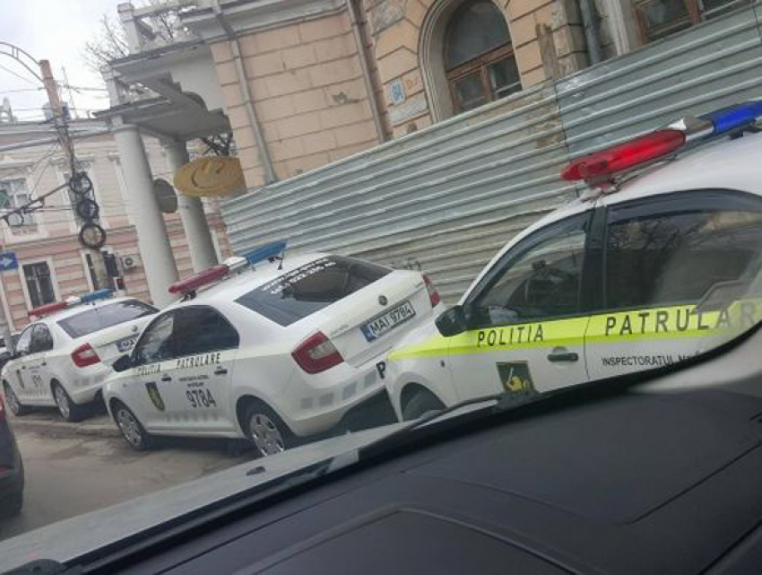 Министр обороны Румынии вынудил молдавских полицейских совершить нарушение, припарковавшись на тротуаре 