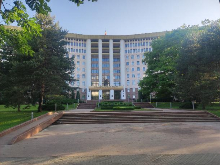 Законопроект PAS: парламент Молдовы откажется от русского языка в документах