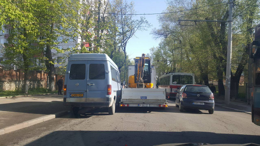 В Кишиневе «притершиеся» маршрутка и грузовик спровоцировали пробку
