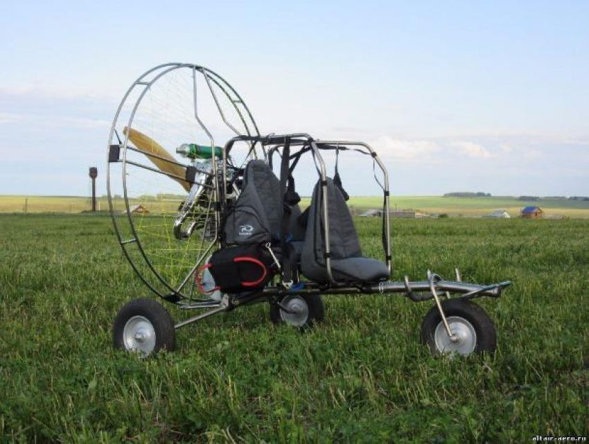 Женщина чуть не погибла, влетев на параплане в колодец