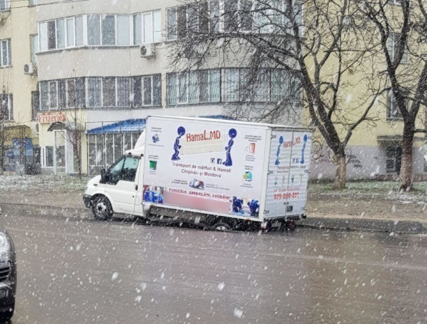 Провалившийся под асфальт в центре Кишинева грузовик сняли на видео