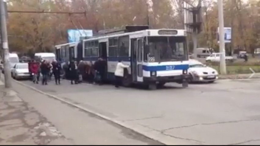 Пассажирам троллейбуса пришлось самим толкать многотонную машину