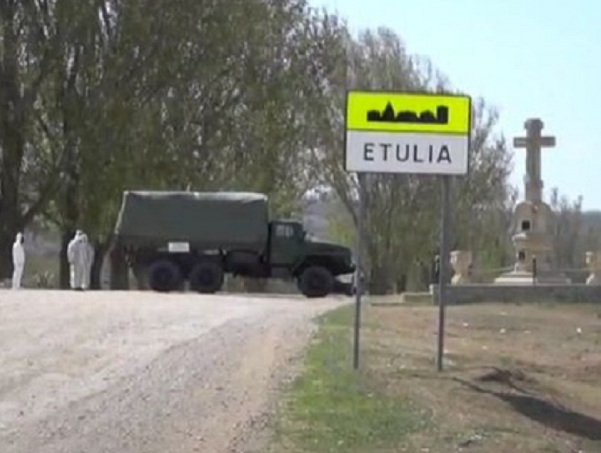 В селе Етулия установлены особые правила карантина - на въезде стоит броневик, появление на улице по ночам запрещено