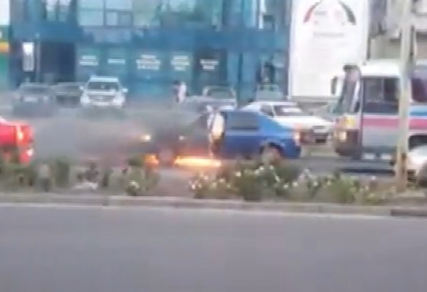 На бульваре Дачия посреди дороги загорелся автомобиль