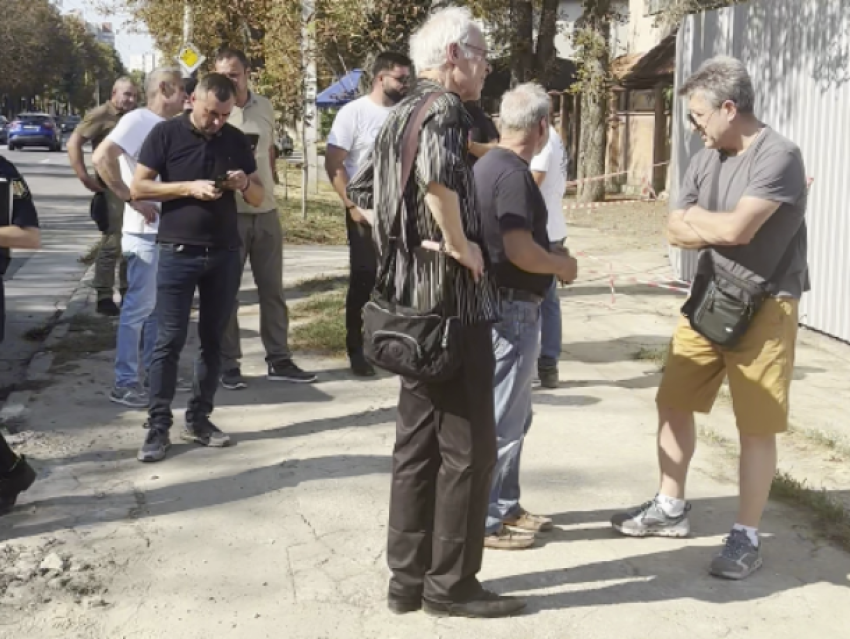 В частном секторе Кишинёва возобновили строительство 9-этажки: жители вышли на протест