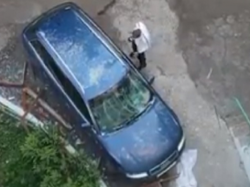 В Бендерах на припаркованный автомобиль упали окна с 9-го этажа