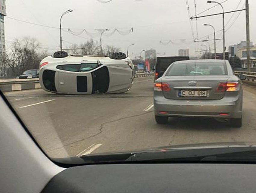 Роскошный автомобиль со спецсигналом перевернула «непростая» девушка в Кишиневе 