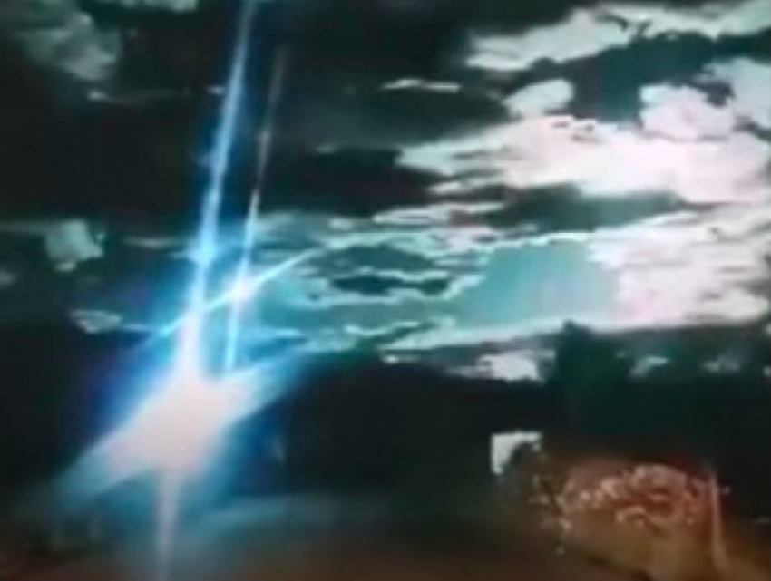 Взрыв ярчайшего метеорита в небе сняли на видео пораженные китайцы