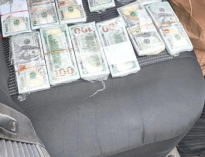 Задержан мужчина, пытавшийся вставить в банкоматы 100 000 фальшивых долларов