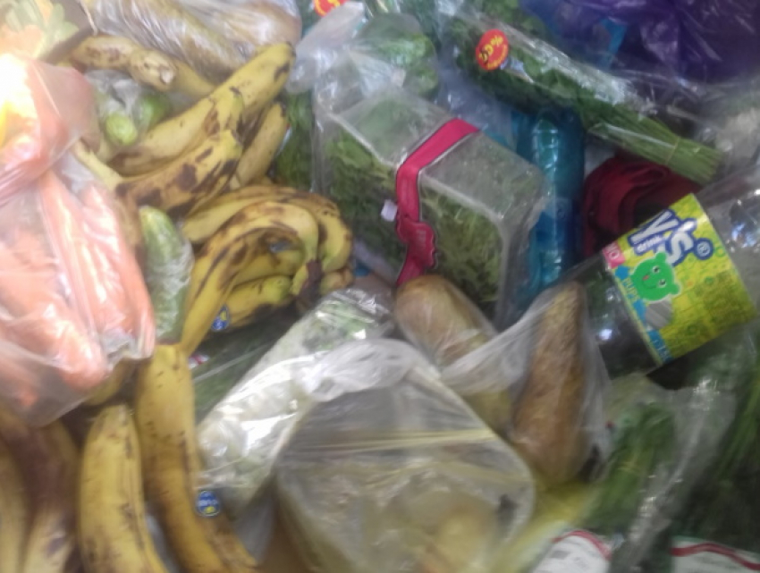 А могли бы неделей раньше голодных накормить: супермаркеты Кишинева тоннами выбрасывают продукты с истекшим сроком