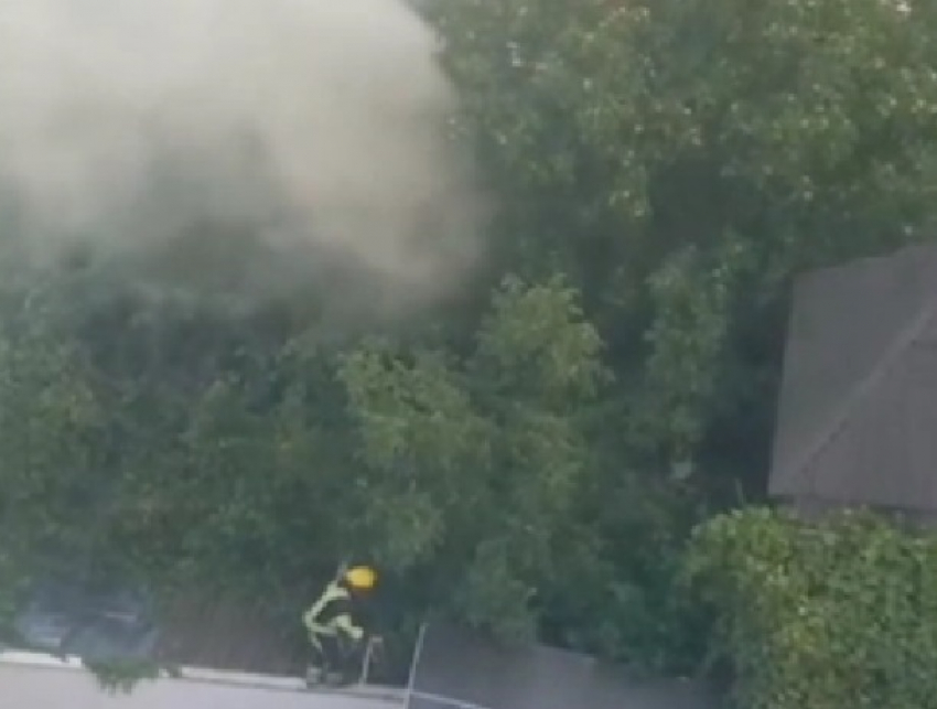 Охваченный огнем жилой дом напротив детского сада в Кишиневе сняли на видео