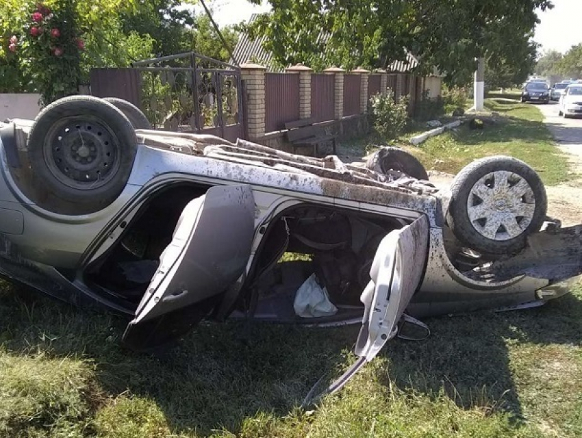 Смертельную аварию с опрокидыванием автомобиля совершила девушка в Каменском районе