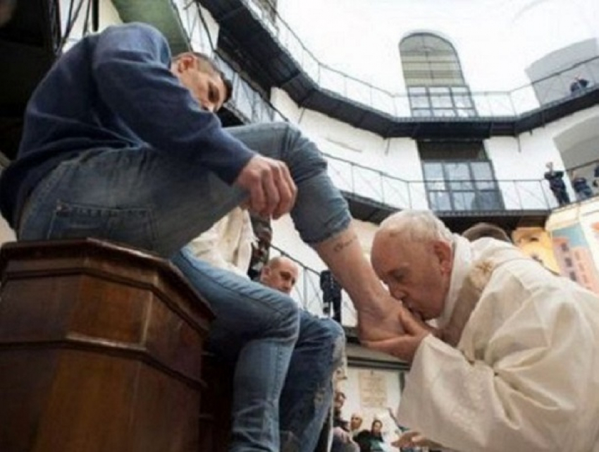 Папа Римский Франциск омыл и поцеловал ноги зеку из Молдовы