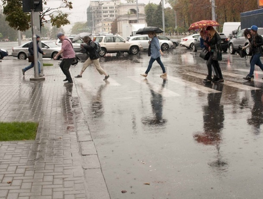 Первый сильный дождь затопил отремонтированный «по-европейски» проспект Штефана чел Маре