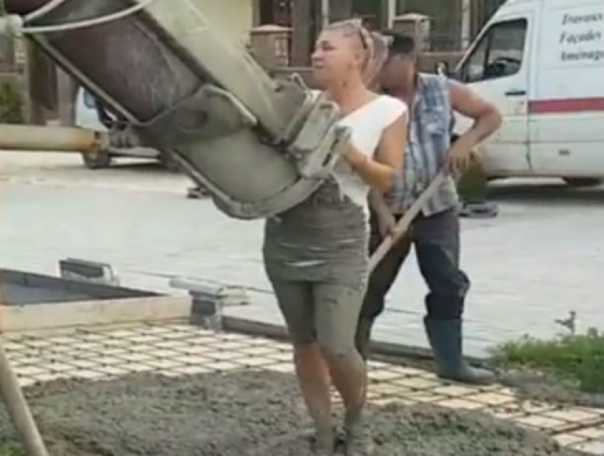 Смелую блондинку в мини-платье заживо забетонировали «подозрительные» молдавские строители