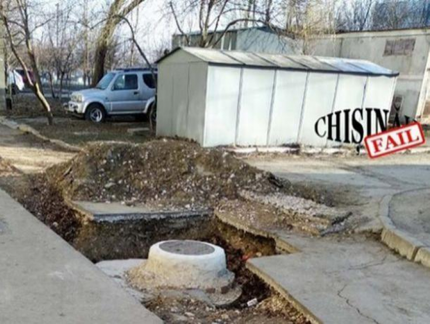 На Чеканах огромную яму во дворе не заделывают уже более года, жители потеряли терпение