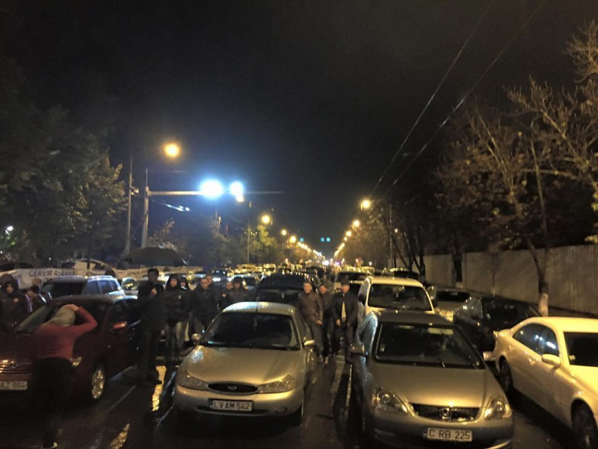 "Наша партия» заблокировала бульвар Штефана чел Маре автомобилями 