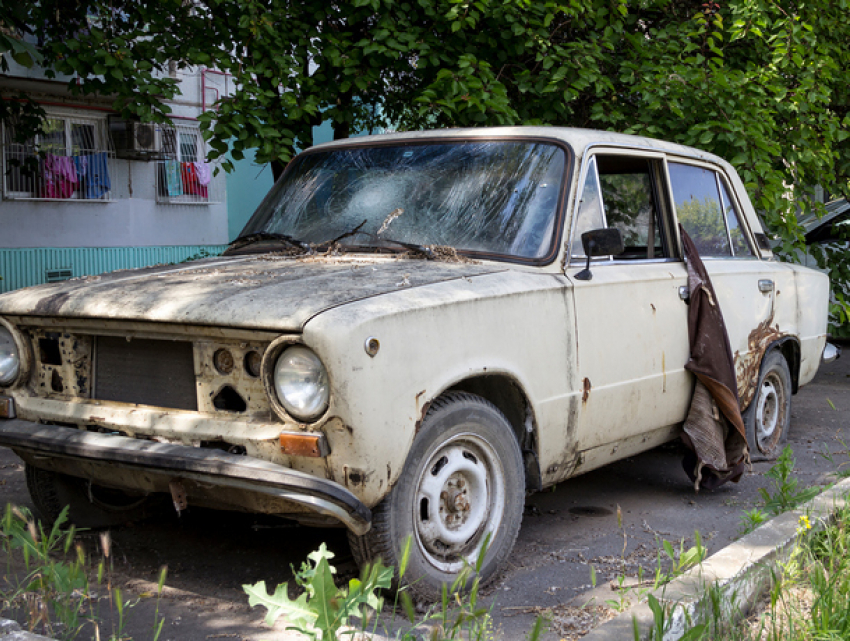 Стоковые фотографии по запросу Брошенных автомобилей