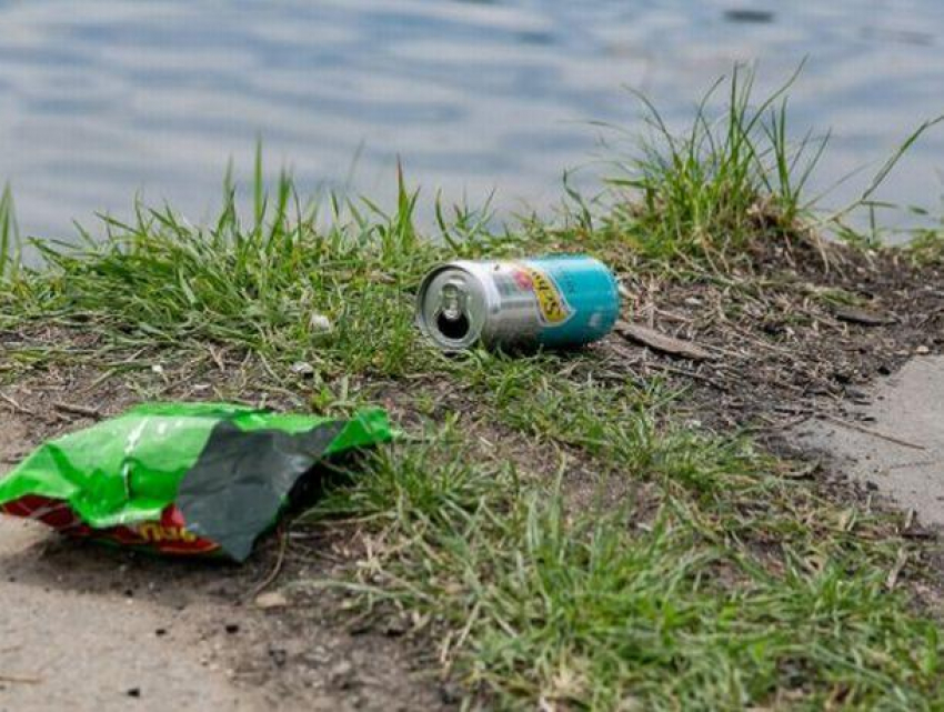 Грустное следствие пасхальных праздников - кучи мусора по всем паркам Кишинёва