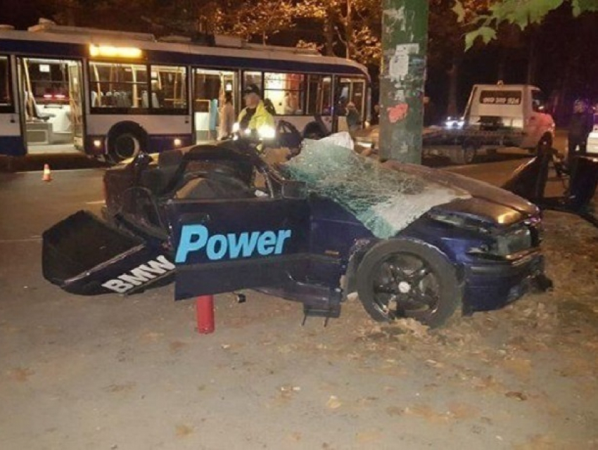 BMW с ночными гонщиками на огромной скорости врезался столб в центре Кишинева