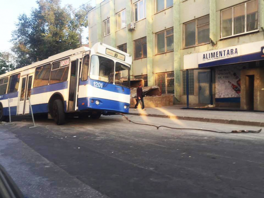 За рулем провалившегося в траншею троллейбуса была девушка-стажер