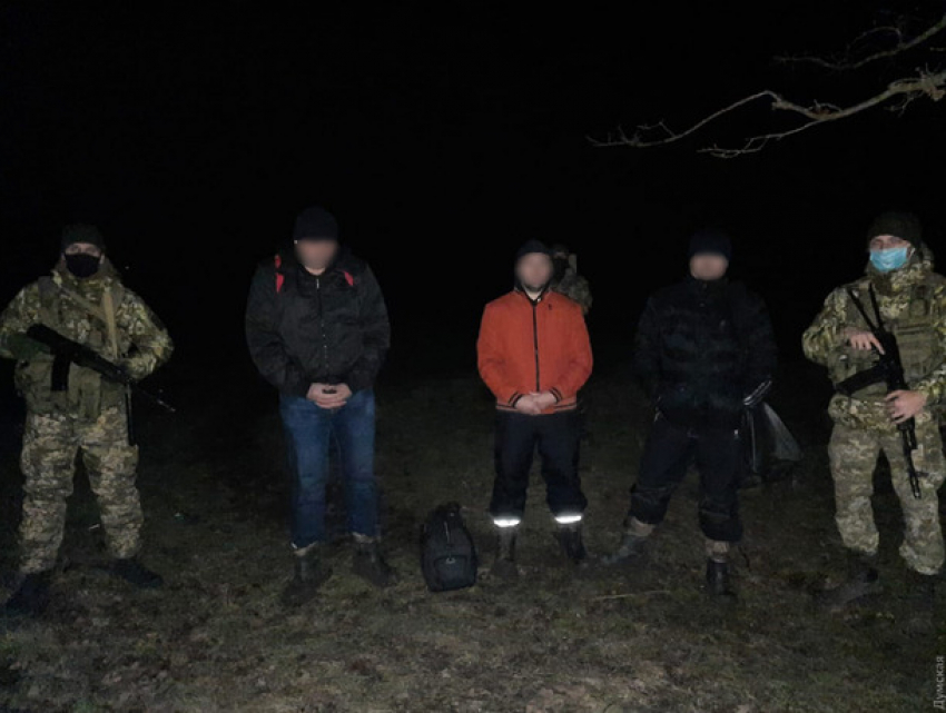Граждане Молдовы пытались нелегально пересечь границу и попались украинским пограничникам