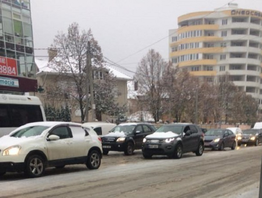 Кишинев завалило снегом: столица стоит в огромных пробках