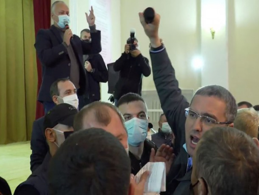 Усатый устроил провокацию на встрече Додона с избирателями