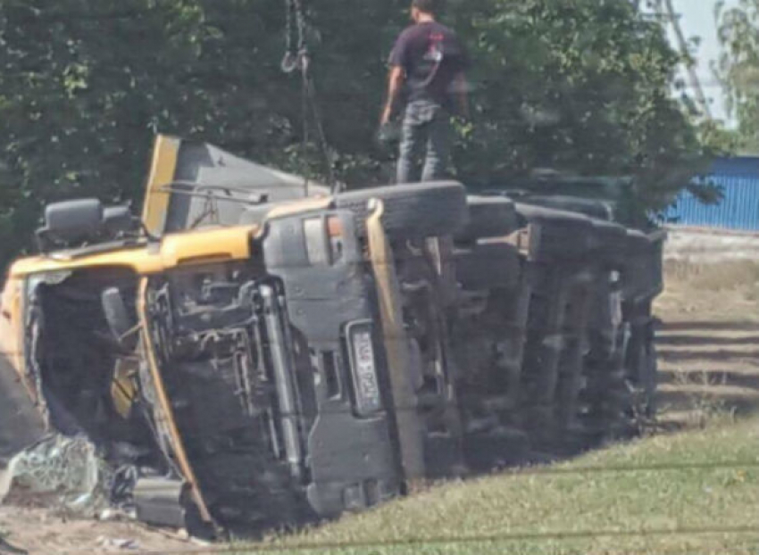 Груженый гравием самосвал опрокинулся на трассе в Оргеевском районе