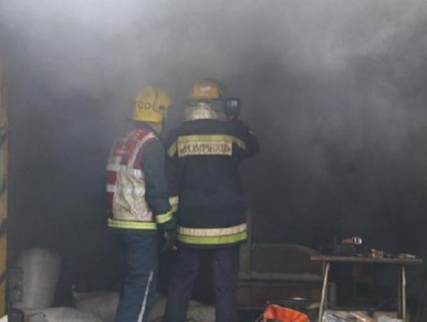 Сильный пожар на Чеканах - к месту возгорания выехали не менее пяти автомобилей