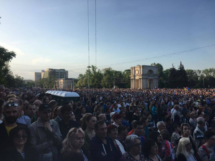 Десятки тысяч человек пришли на концерт Любэ и Маршала в Кишиневе 