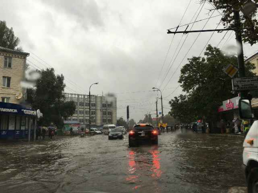 Непогода в Кишиневе: Албишоара вновь затоплена, на Колумне упало дерево