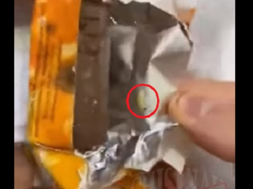 Жирный червяк продегустировал шоколадные конфеты, которые купил гражданин