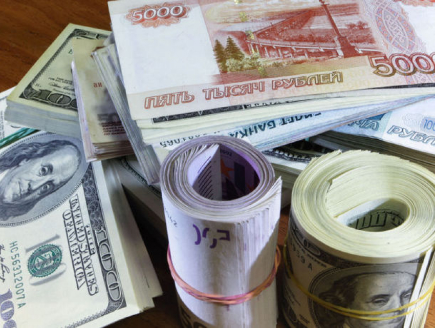 Евро и доллар подешевеют по отношению к молдавскому лею: курс валют на четверг 