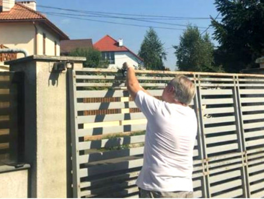 Смертельные травмы под рухнувшими воротами получил ребенок, помахавший деду в Одесской области