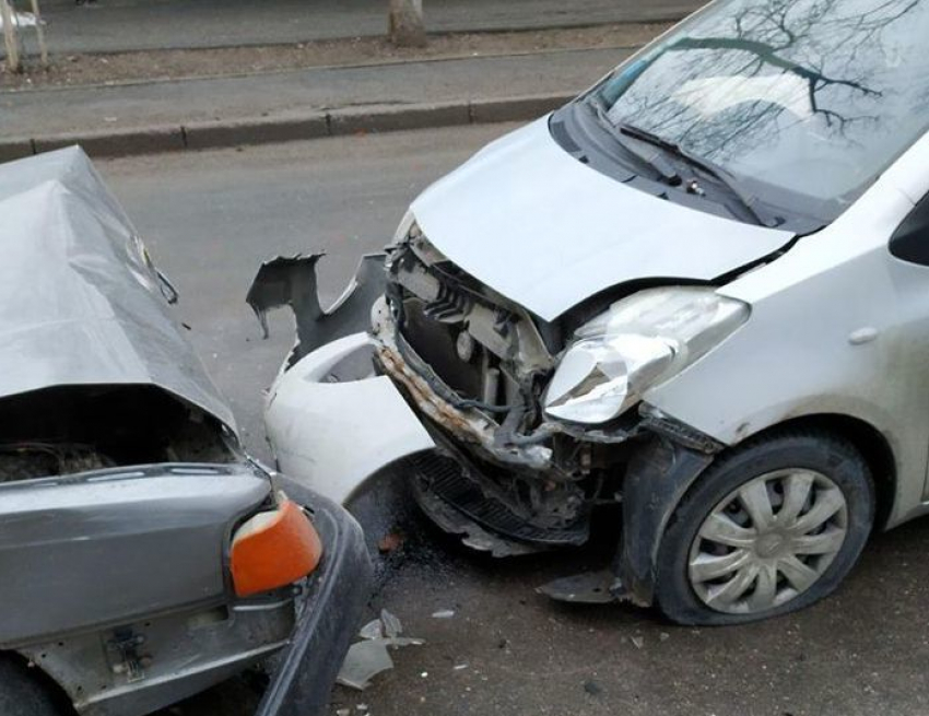 Автомобили встретились лоб в лоб на улице Эминеску в Кишиневе 