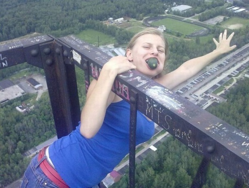  Молодая женщина после ссоры с любовником попыталась спрыгнуть с вышки в парке «Долина роз»