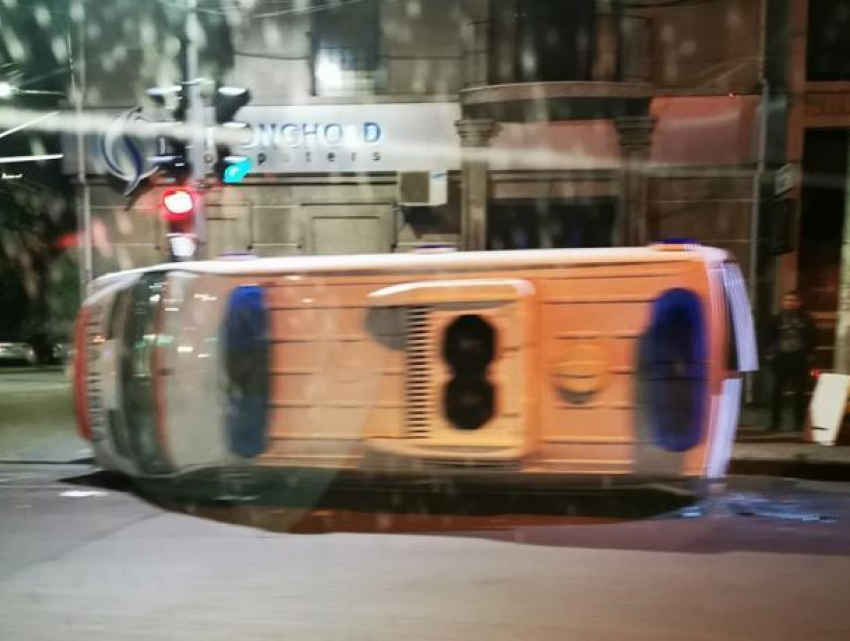 В перевернувшейся в столице машине скорой помощи находилась пациентка