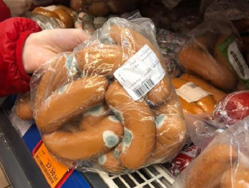 В одном из супермаркетов Кишинева продают особые сардельки с плесенью