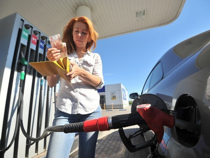 Молдова оказалась в хвосте рейтинга по количеству бензина, который можно купить на среднюю зарплату